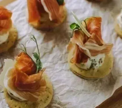 
            
                КРОСТИНИ С ПАРМСКОЙ ВЕТЧИНОЙ И ВЯЛЕНЫМИ ТОМАТАМИ - купить онлайн
            
            
        