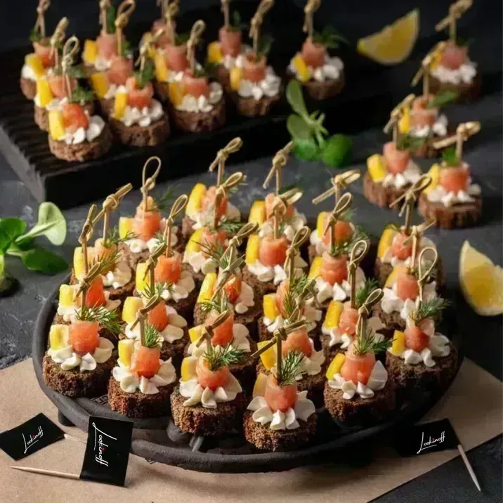 
            
                Канапе из слабосоленого лосося на бородинском хлебе - изысканный вкус для ваших мероприятий
            
            
        
